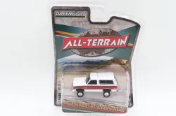 Greenlight Collectibles #35290-E 1:64 1984 Chevrolet K5 Blazer Silverado Lifted - Frost White & Apple Red